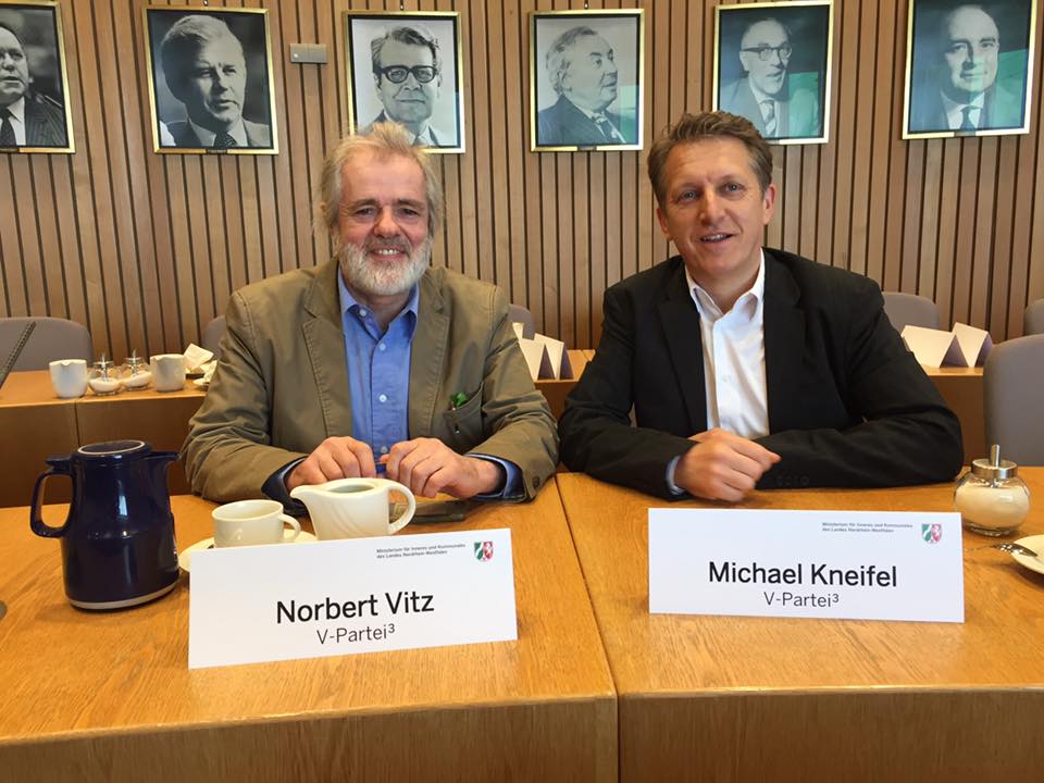 Michael Kneifel und Norbert Vitz bei der Zulassung im Düsseldorfer Landtag