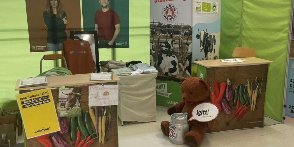 V-Partei³ kritisiert Greenpeace für Kampagne für Milchwirtschaft auf Veganmesse