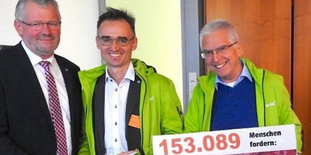 V-Partei³ übergibt dem Landwirtschaftsausschuss des Bundestages vor entscheidender Sitzung über 153.000 Unterschriften